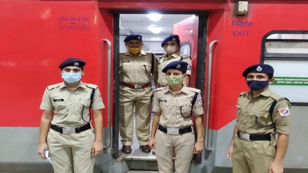 ट्रेन में सुरक्षा की गारंटी! महिला यात्री की RPF की ‘मेरी सहेली’ टीम कर रही निगरानी ट्रेन में सुरक्षा की गारंटी! महिला यात्री की RPF की ‘मेरी सहेली’ टीम कर रही निगरानी