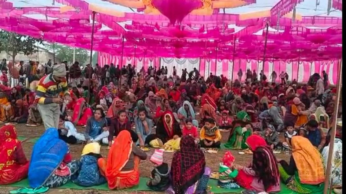 राजगढ़ जिले में मृत्युभोज में शामिल लोग.   (Photo: Aajtak)