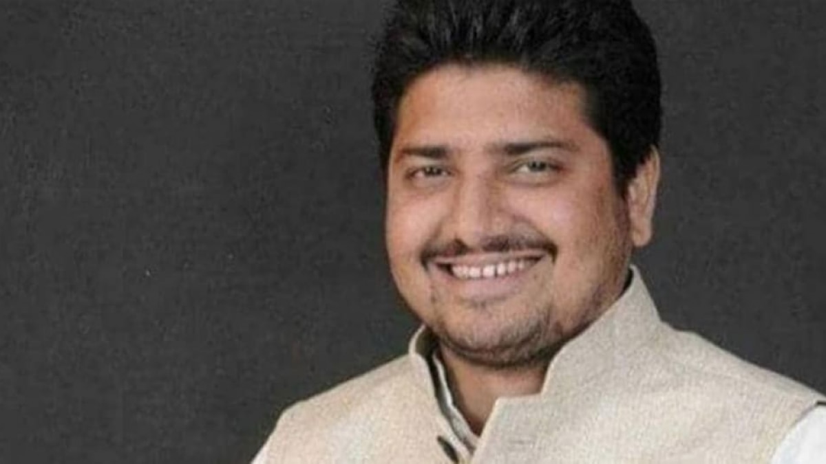 कैराना से सपा उम्मीदवार नाहिद हसन पुलिस के सामने सरेंडर