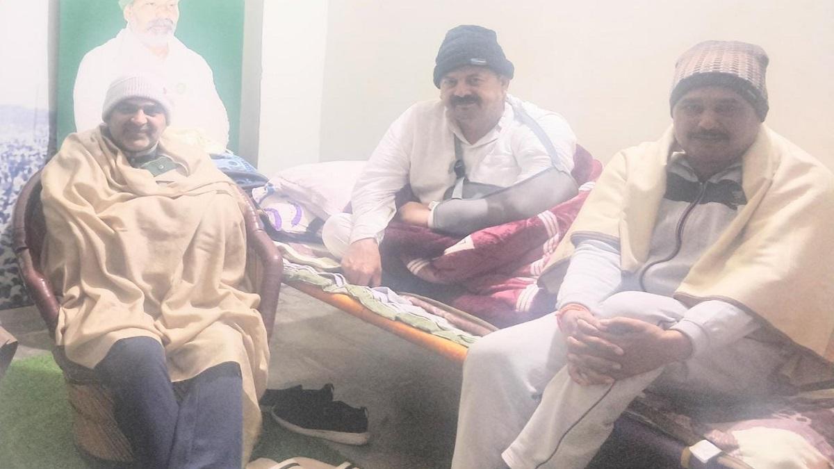 नरेश टिकैत से मिलने पहुंचे मंत्री संजीव बालियान