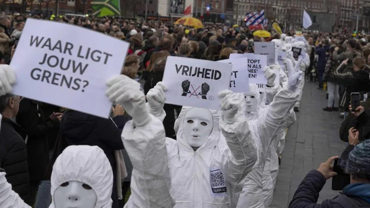 सरकार के लॉकडाउन के फैसले का विरोध करते प्रदर्शनकारी (फोटो- एपी)