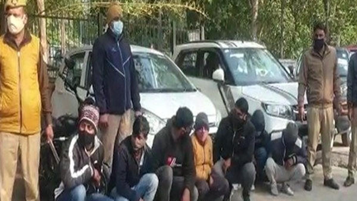 पुलिस हिरासत में आरोपी. (फोटो सोर्स- नोएडा पुलिस ट्वीटर अकाउंट)