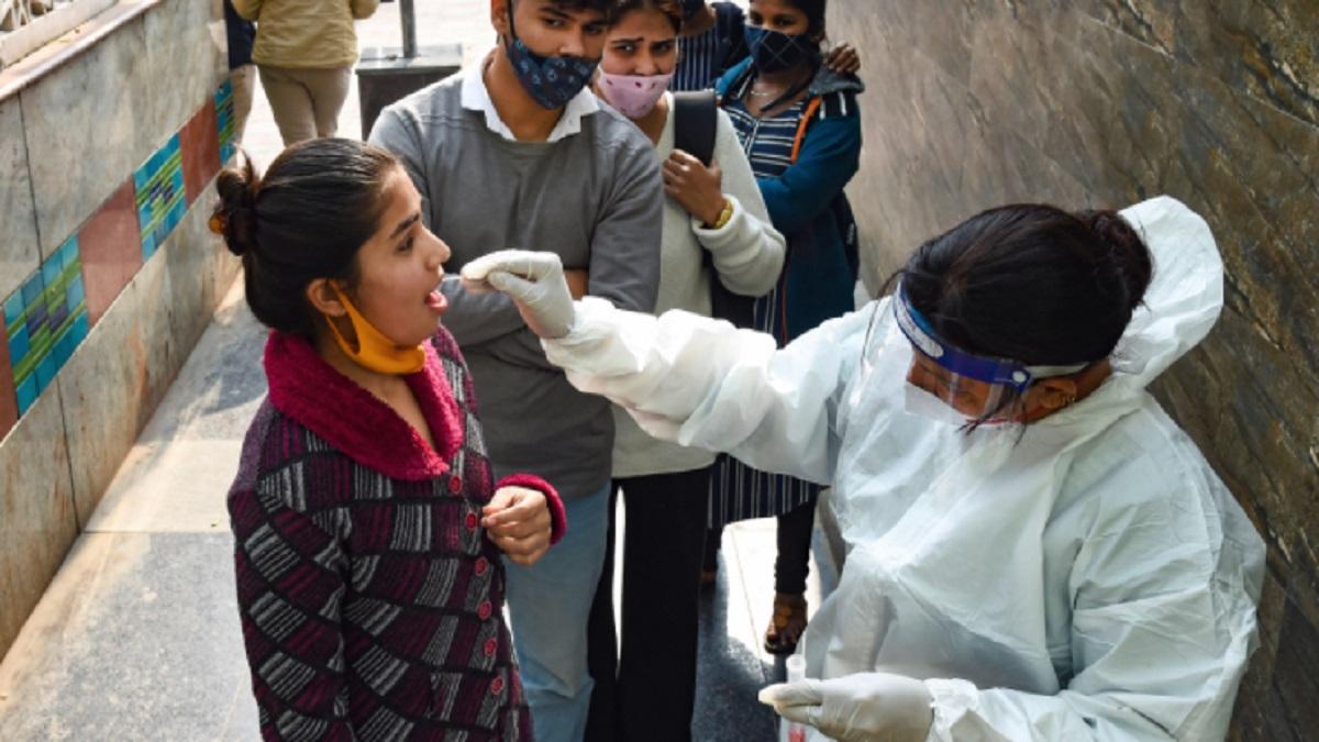 दिल्ली में कोरोना के मामले बढ़ रहे
