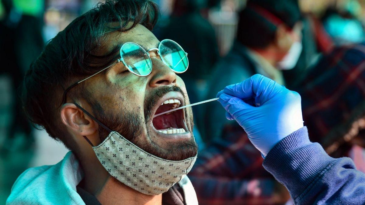 देश में कोरोना की रफ्तार अब डराने लगी है. (फाइल फोटो-PTI)