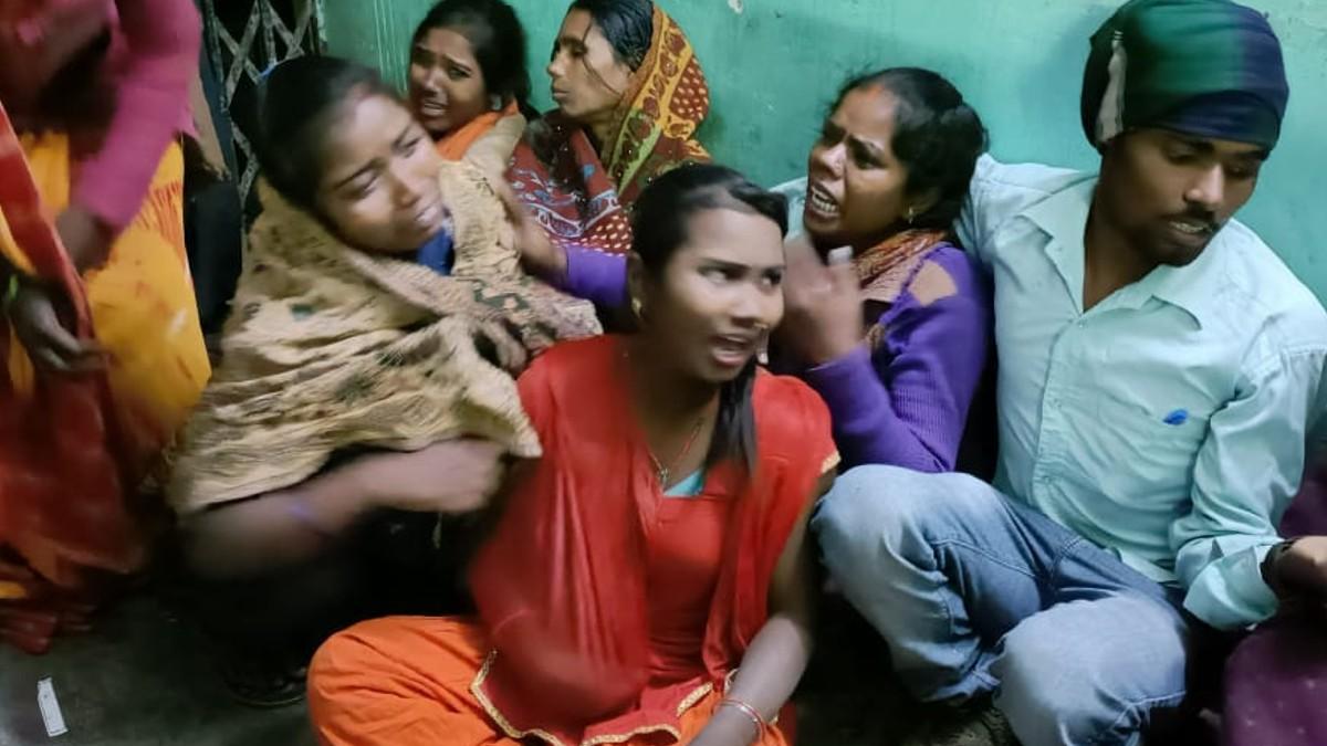 रोते-बिलखते परिजन.