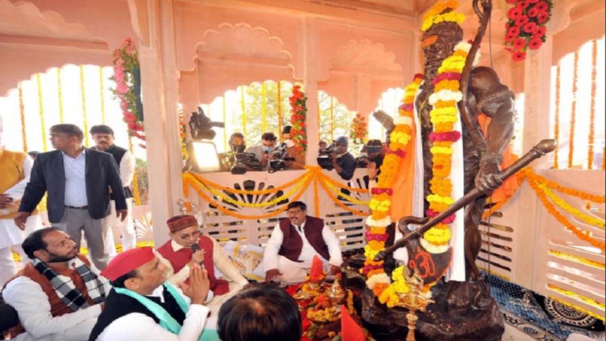 अखिलेश यादव ने की परशुराम की पूजा