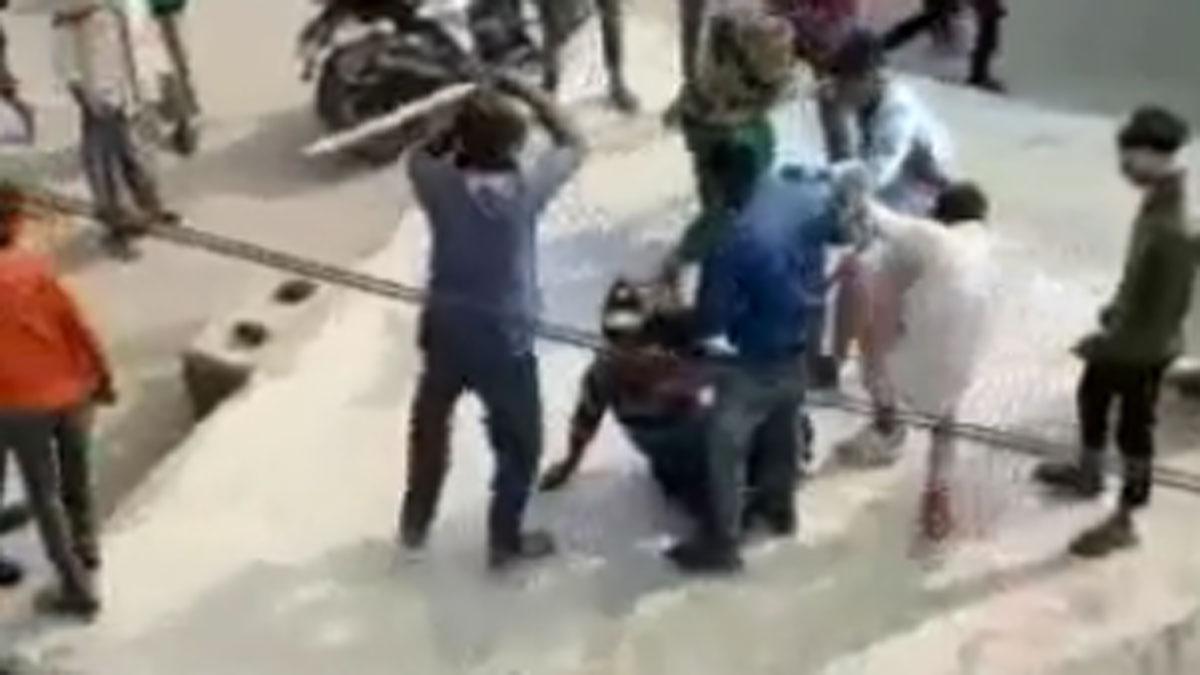 बिहार: चोरी का आरोप लगाकर युवक को बिजली के खंभे से बांधकर पीटा, वीडियो वायरल