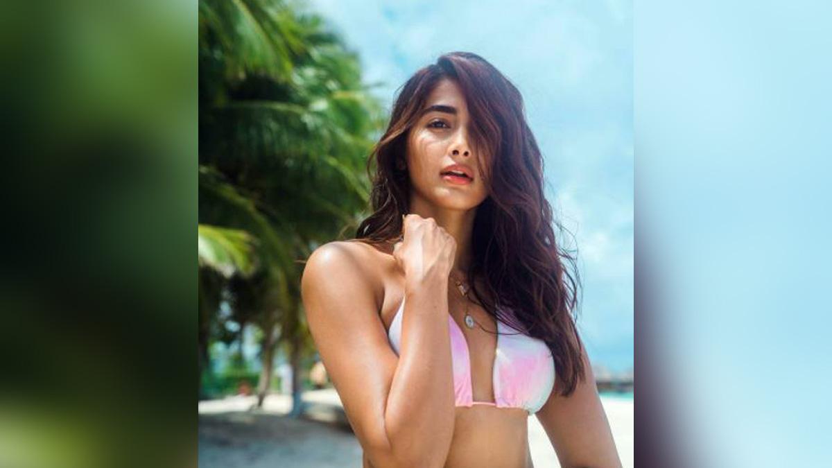 प्रिंटेड बिकिनी टॉप में Pooja Hegde का स्टनिंग लुक, एग्जॉकिट लोकेशन पर चिल करती आईं नजर