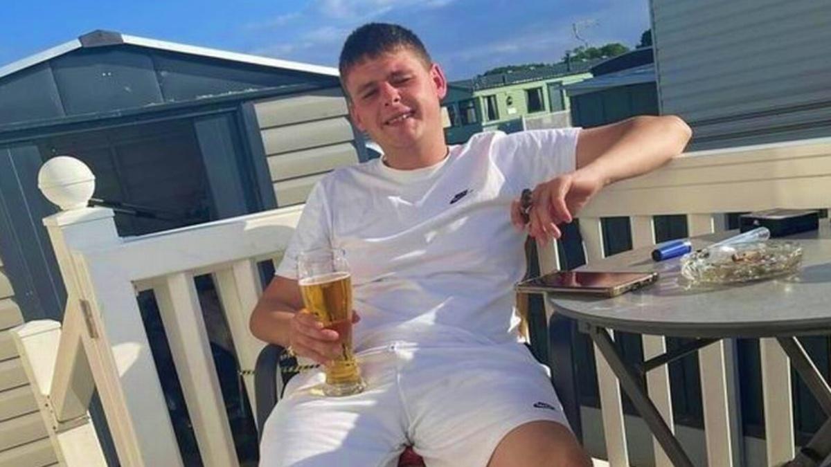 Pub में 24 बोतल बीयर पीकर गर्लफ्रेंड को पीटने लगा शख्स, किया लहूलुहान! मिली ये सजा