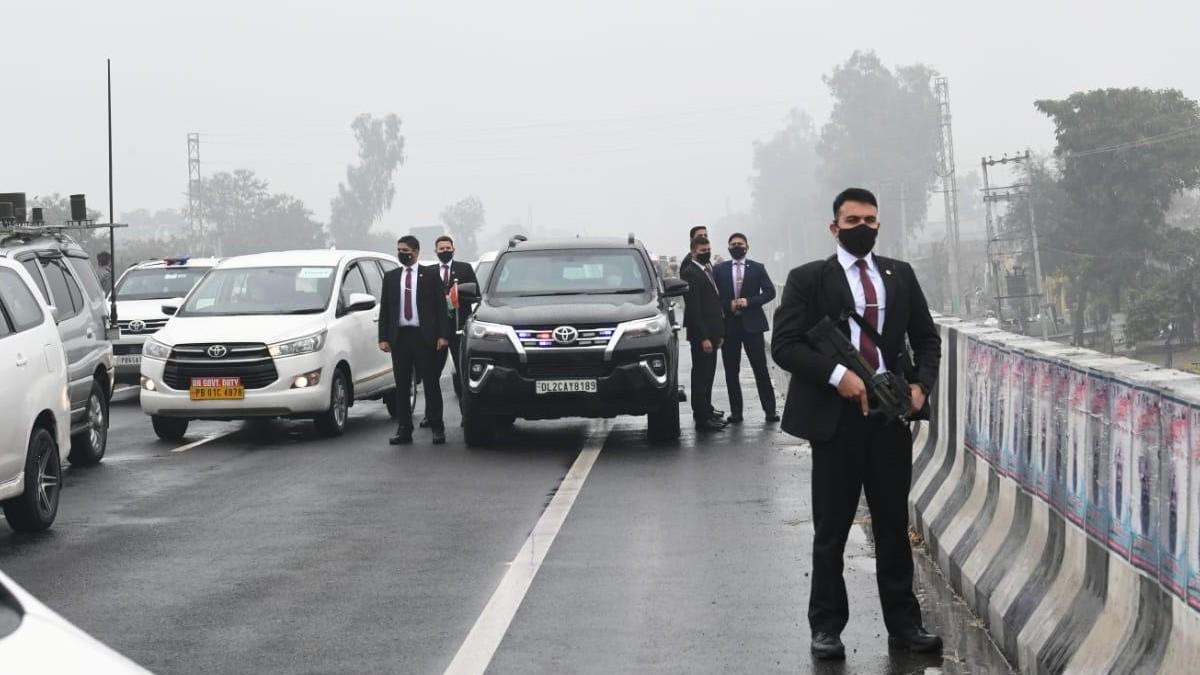 पंजाब में 5 जनवरी को फ्लाईओवर पर खड़ा पीएम मोदी का काफिला.