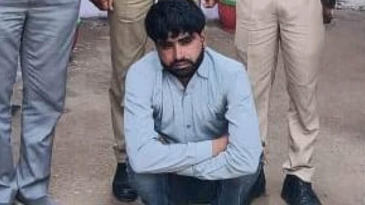 पुलिस हिरासत में आरोपी प्रेमी.