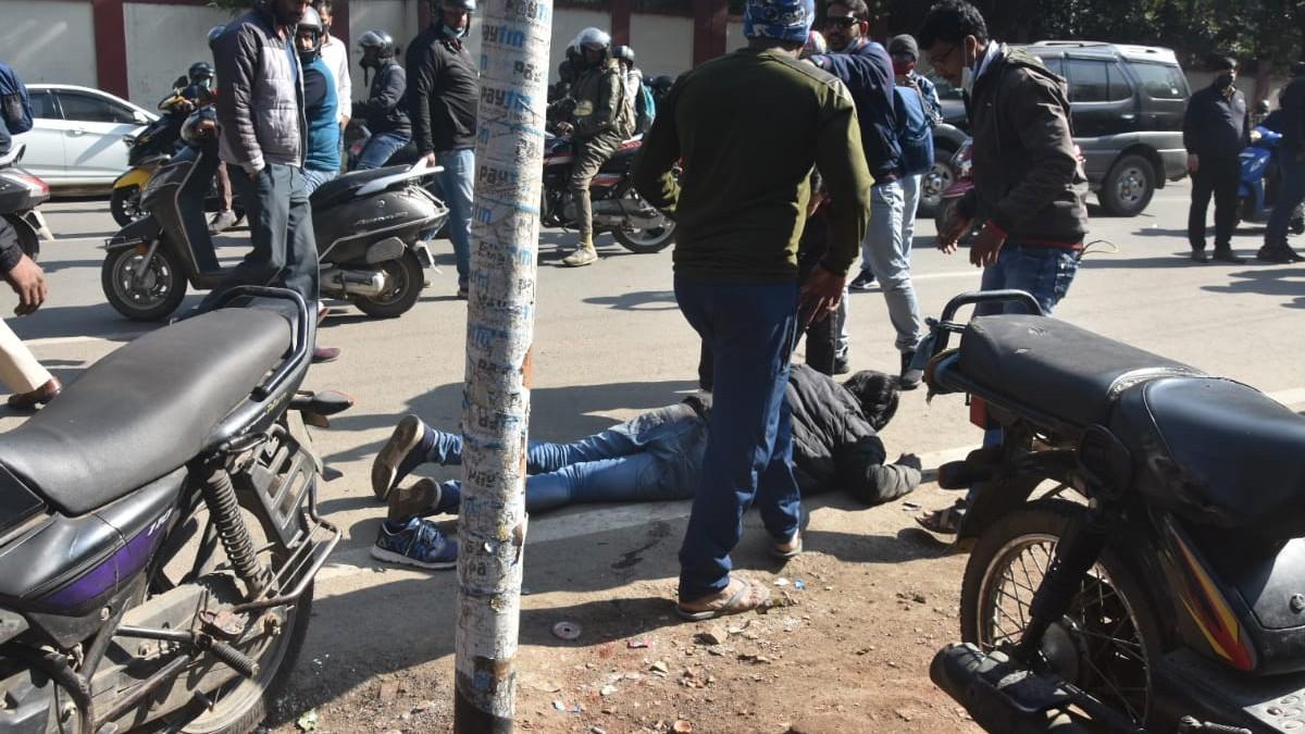 सड़क पर पड़ा घायल.