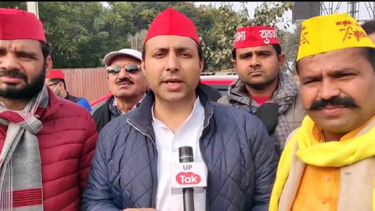 लालू यादव के दामाद राहुल यादव ने सिकंदराबाद से भरा पर्चा.  (Photo: Aajtak)