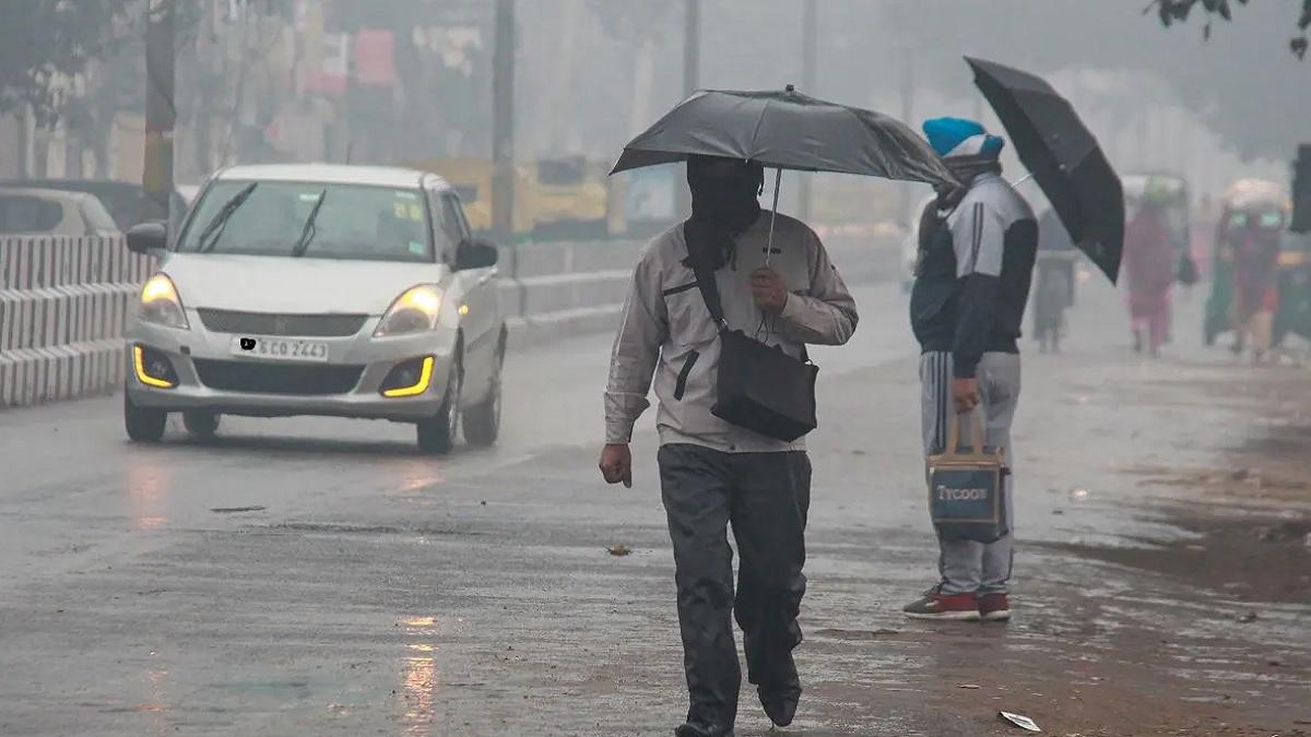 Rain Weather Alert: उत्तर भारत के इन इलाकों में बढ़ेंगी मुश्किलें, कड़ाके की ठंड के बीच होने जा रही बारिश