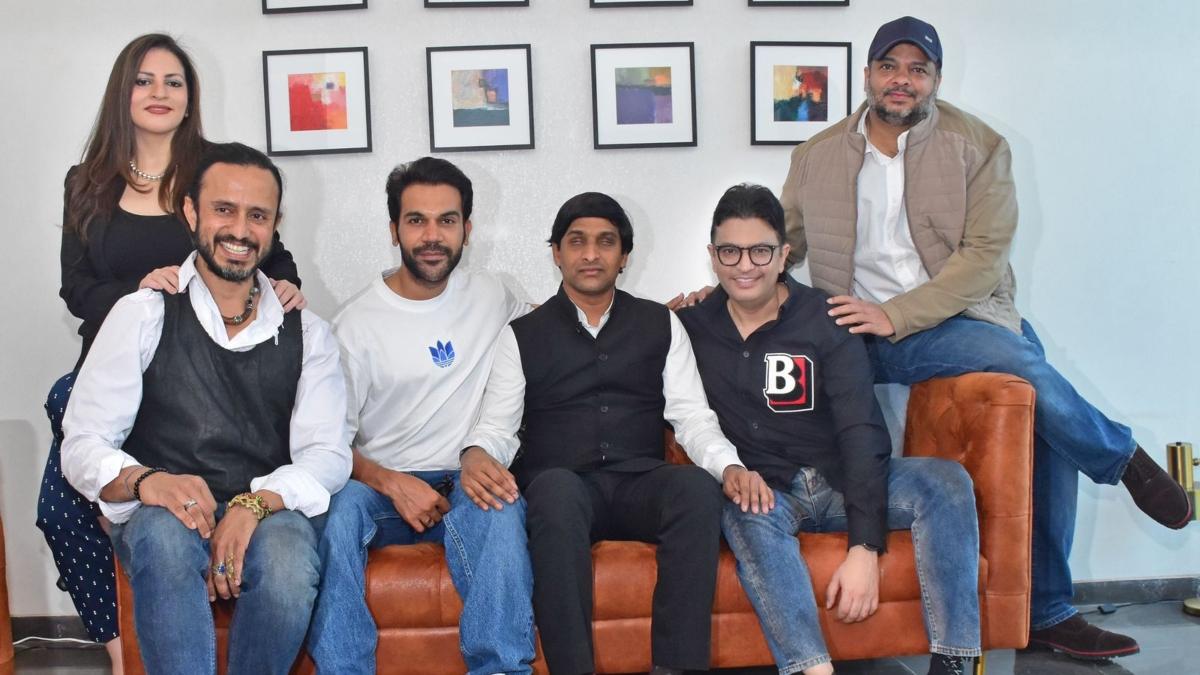 श्रीकांत बोला और फिल्म की टीम के साथ राजकुमार राव और भूषण कुमार-16:9