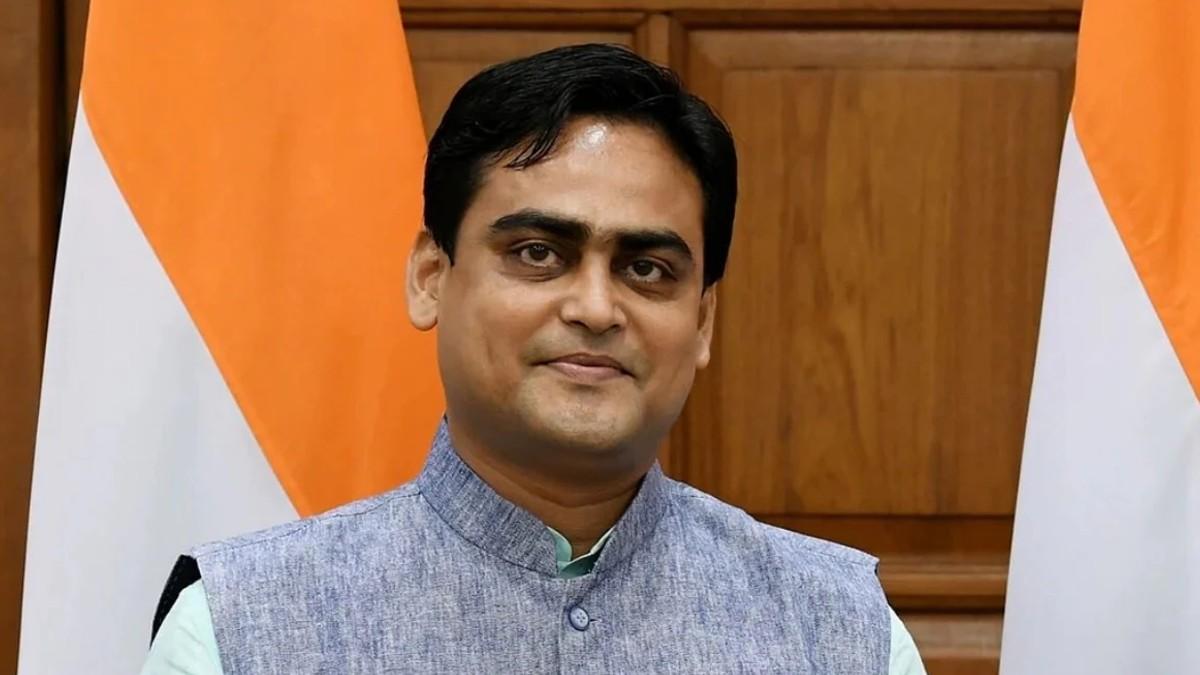 Bengal: भाजपा को लग सकता है झटका, केंद्रीय मंत्री शांतनु ठाकुर ने पार्टी का वॉट्सऐप ग्रुप छोड़ा