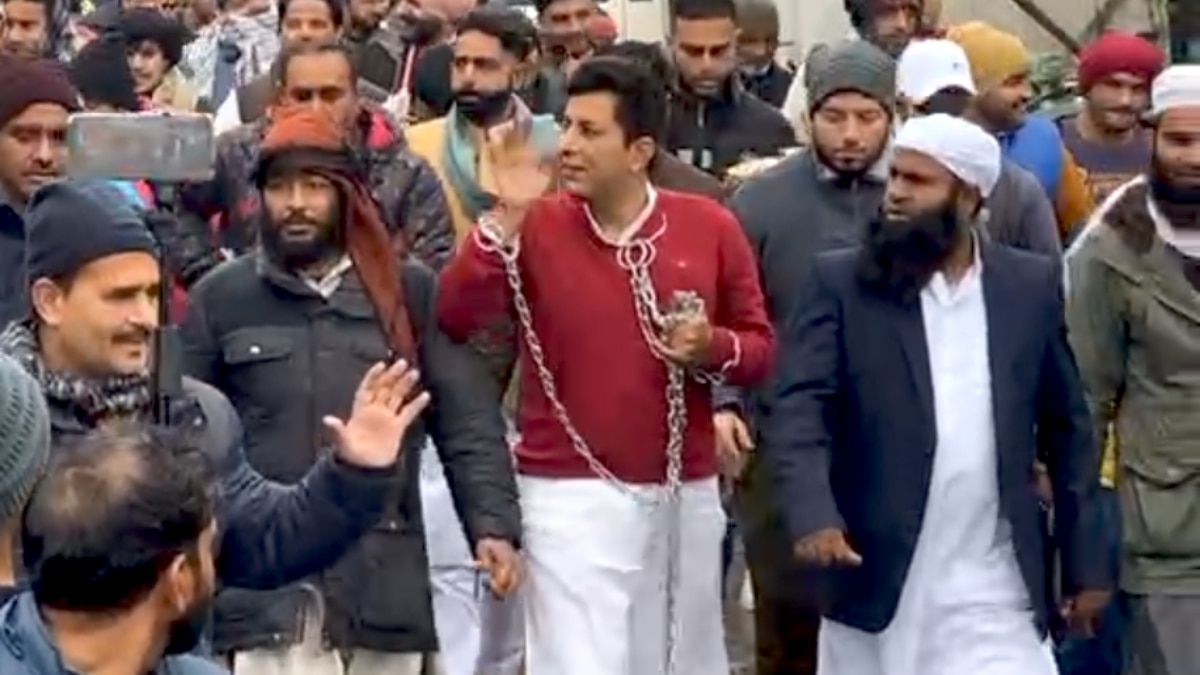 शरीर को जंजीरों में जकड़ कर आम आदमी पार्टी में शामिल हुआ अकाली काउंसलर