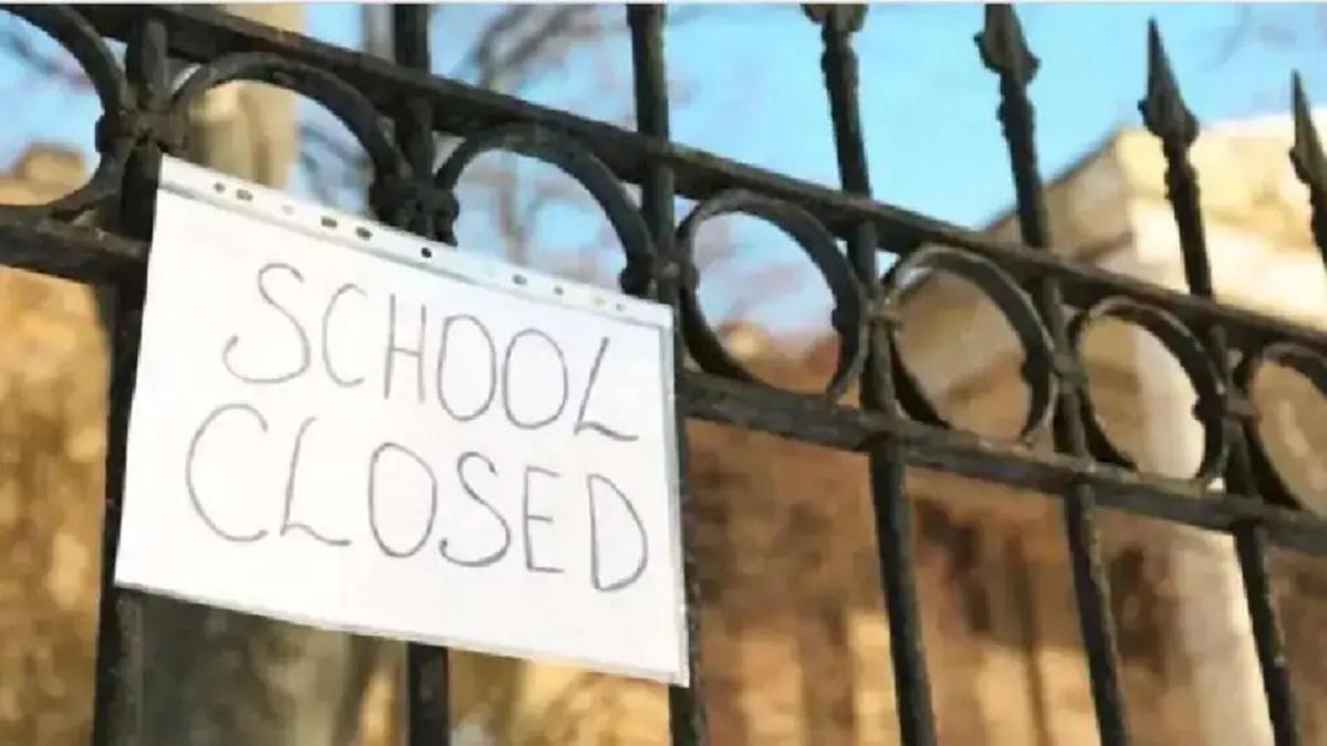 School Closed: इस राज्य में भी कक्षा 1 से 9वीं और 11वीं तक के स्कूल हुए बंद, थिएटर-जिम पर भी प्रतिबंध