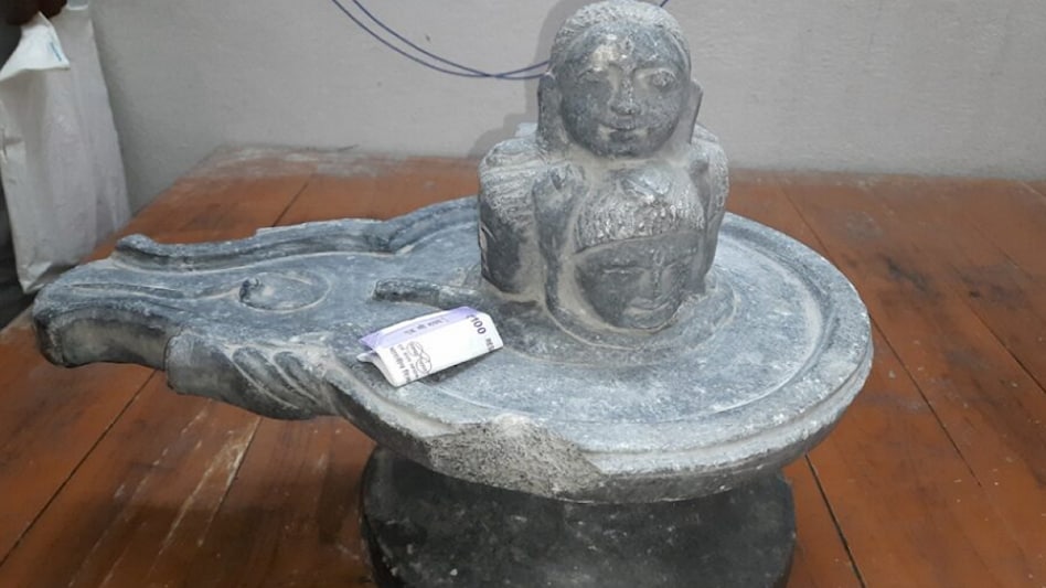 खुदाई में शिवलिंग मिलने से लोग हैरान
