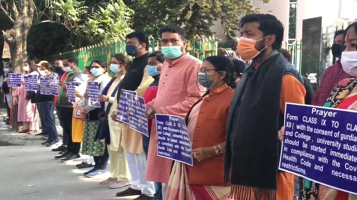 'मॉल, शराब की दुकानों की छूट तो स्कूल-कॉलेज बंद क्यों?' स्कूलबंदी के खिलाफ इस राज्य में प्रदर्शन