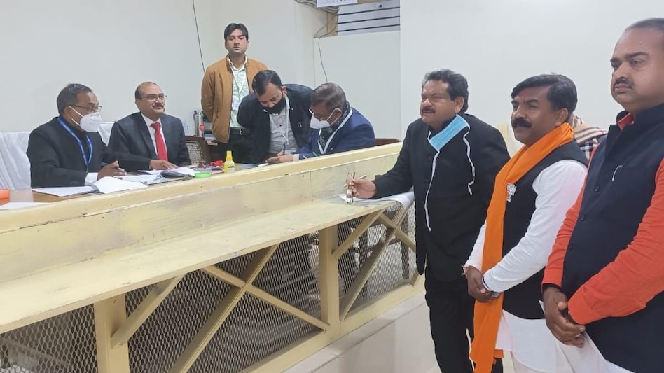 UP Elections: अखिलेश यादव के खिलाफ बीजेपी ने एस पी सिंह बघेल को बनाया  उम्मीदवार, करहल सीट से भरा पर्चा - up elections 2022 BJP field SP Singh  Baghel against Akhilesh Yadav