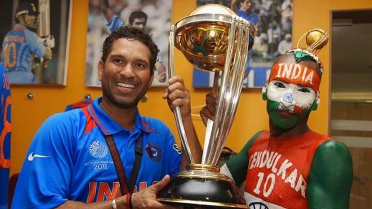 सचिन तेंदुलकर के साथ उनके फैन सुधीर (फाइल फोटो)