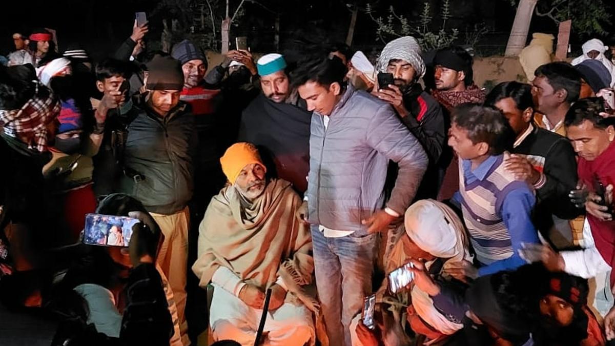 राकेश टिकैत ने बुधवार रात दौसा के किसान पप्पू लाल के परिवार से मुलाकात की.