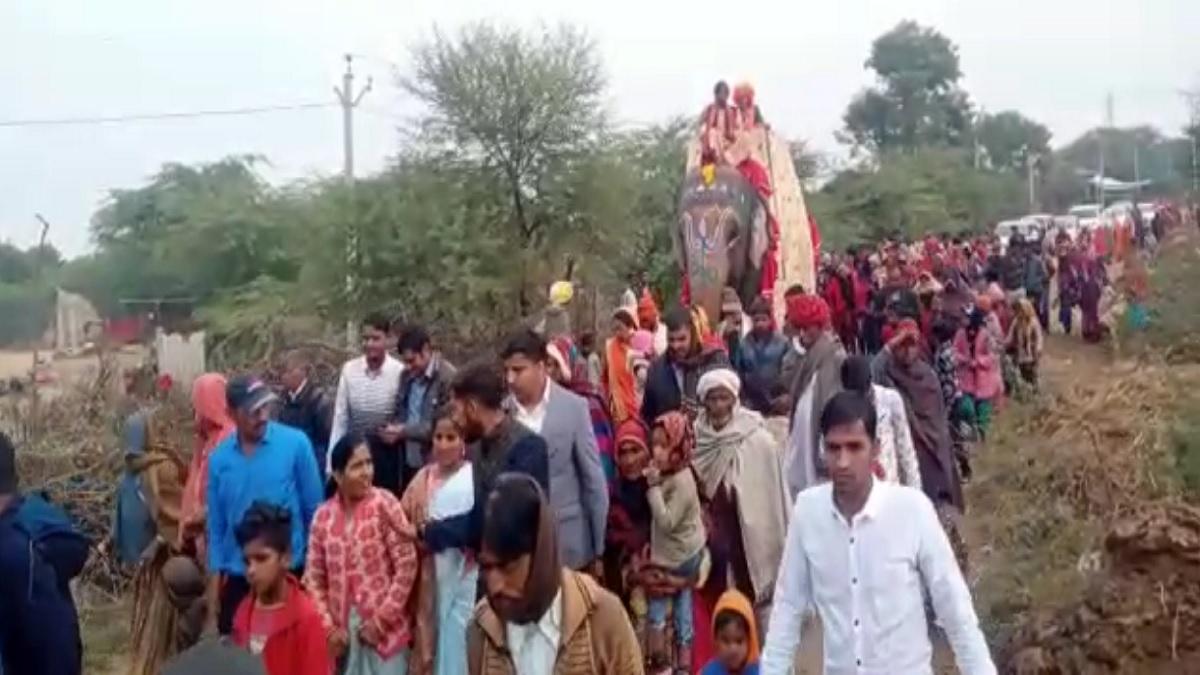 राजस्थान: रिटायरमेंट पर टीचर को हाथी पर बैठाकर धूमधाम से दी गई विदाई, देखें वीडियो