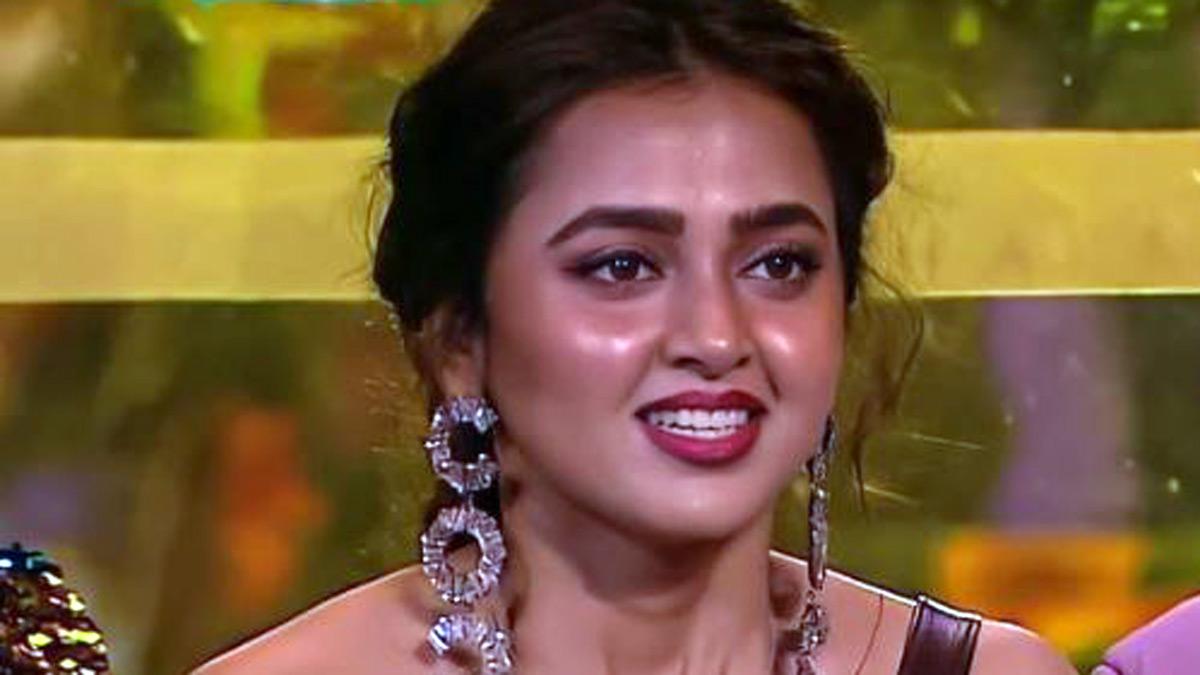 कौन हैं Bigg Boss 15 की व‍िनर Tejasswi Prakash? ट्रॉफी के साथ मिले 40 लाख रुपये