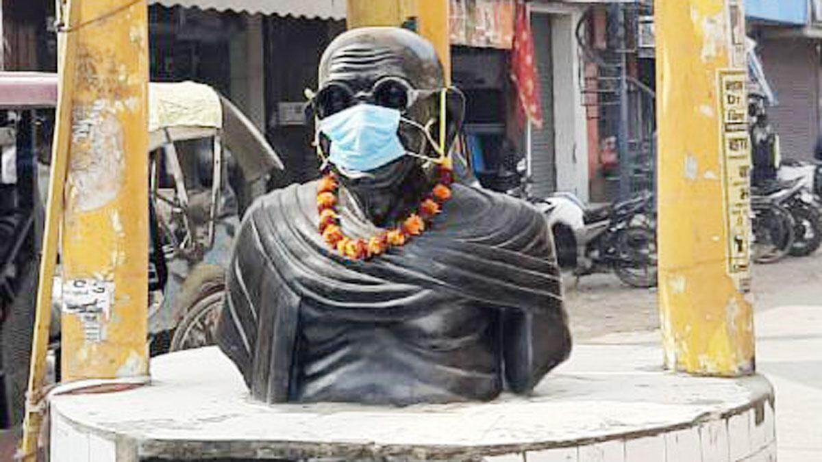 बिहार: महात्मा गांधी की प्रतिमा को पहनाया मास्क, कांग्रेस ने किया विरोध - Mahatma Gandhi statue mask congress protest bihar Sitamarhi lclar - AajTak