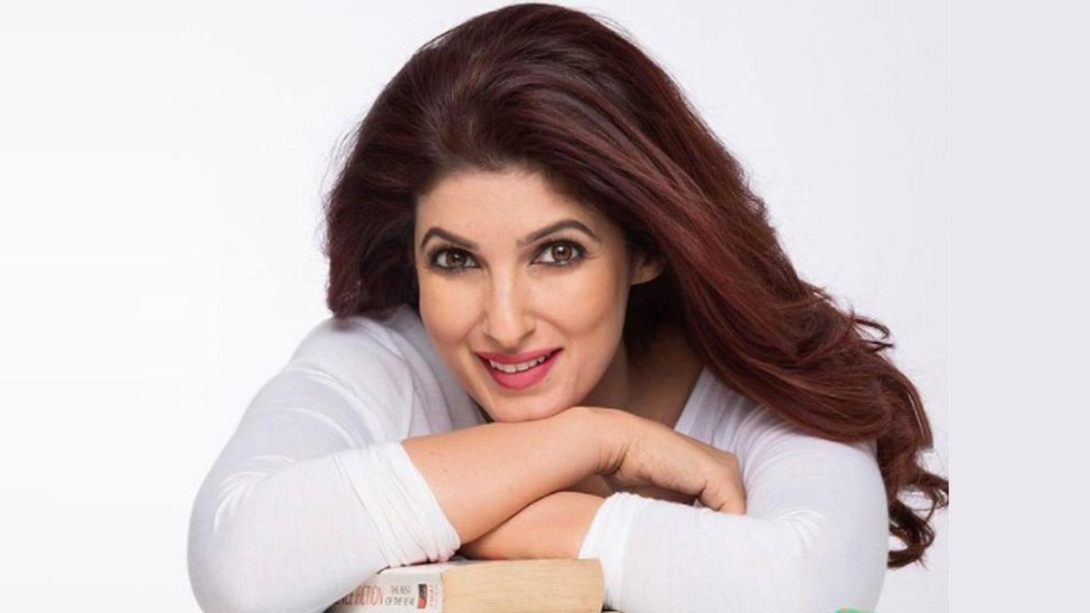 लड्डू देखकर ट्विंकल खन्ना ने गाया ऐसा गाना, नहीं सुना होगा इतना बेसुरा - Twinkle Khanna singing mere dil bhi kitna pagal hai video tmov - AajTak