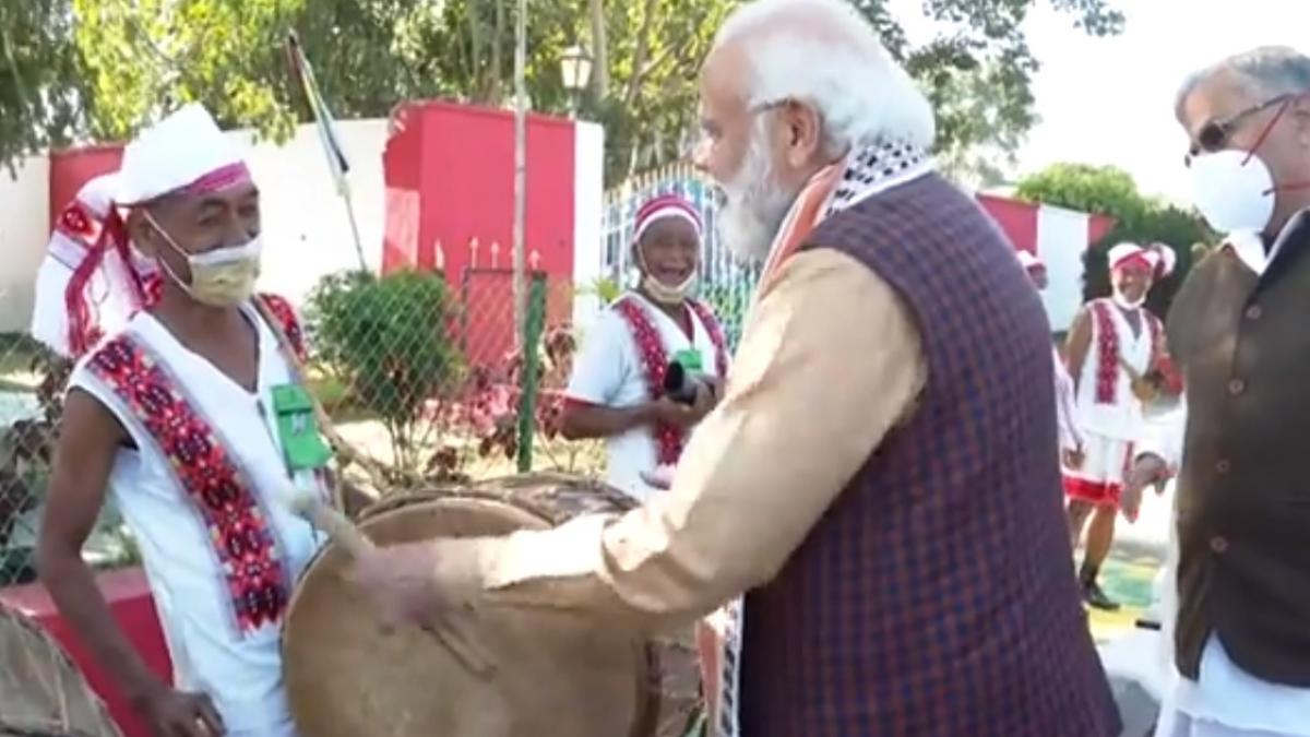 वाद्ययंत्र बजाते पीएम मोदी. 