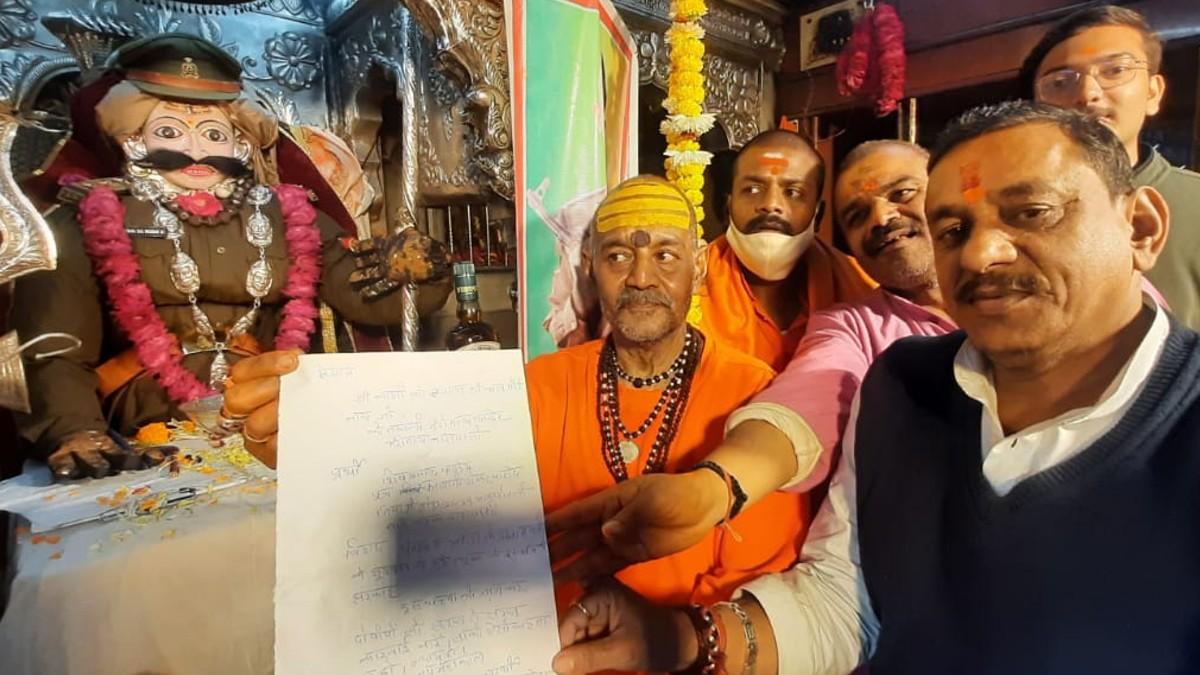 कालभैरव मंदिर में अर्जी लगाते पुजारी.