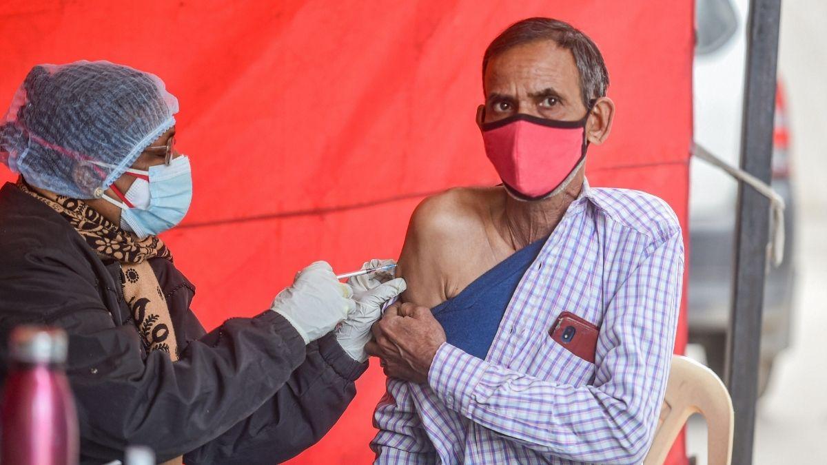 बुजुर्गों, हेल्थ केयर और फ्रंटलाइन वर्कर्स को लगेगी तीसरी डोज. (फाइल फोटो-PTI)