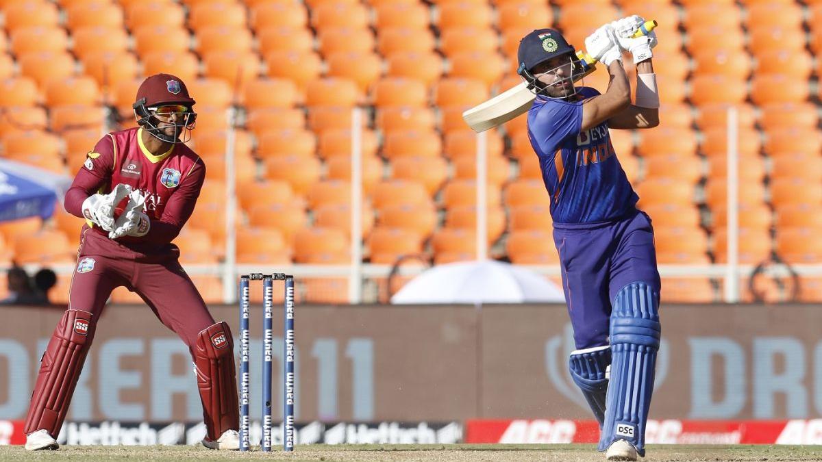 IND vs WI, 3rd ODI: दीपक चाहर ने फिर दिखाया दम, बल्ले से दिया योगदान, जड़े 2 छक्के