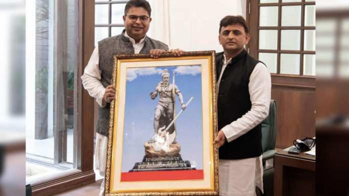 अभिषेक मिश्रा और अखिलेश यादव 