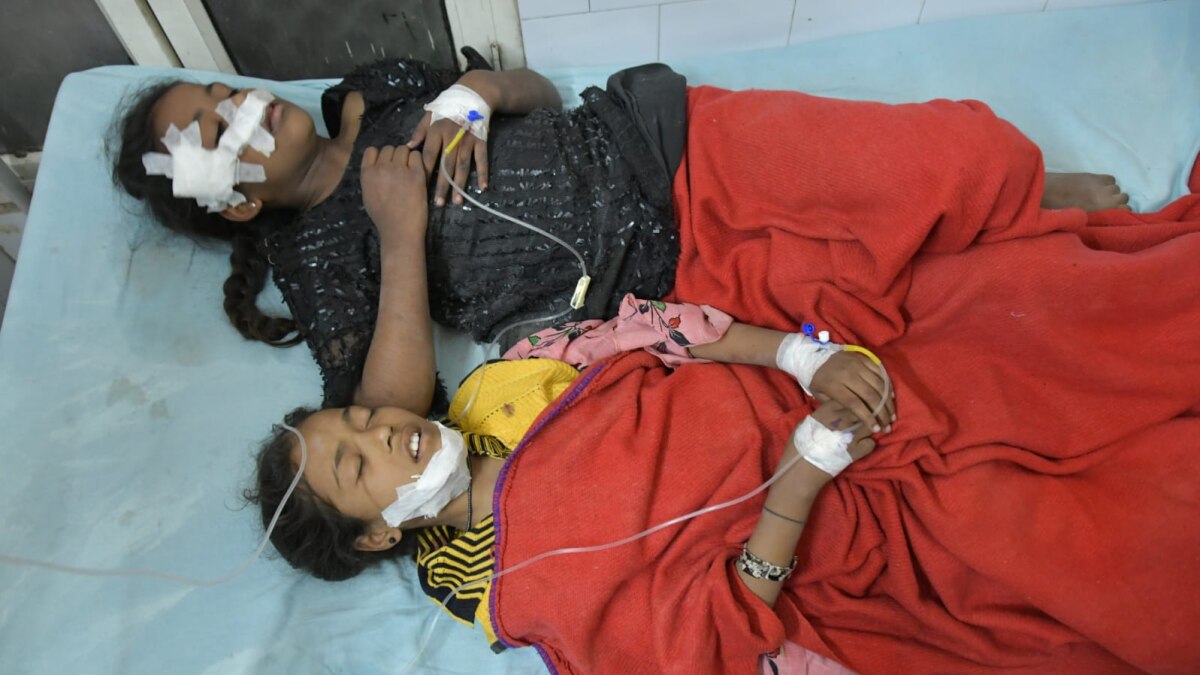 दोनों लड़कियां बेहोश हैं