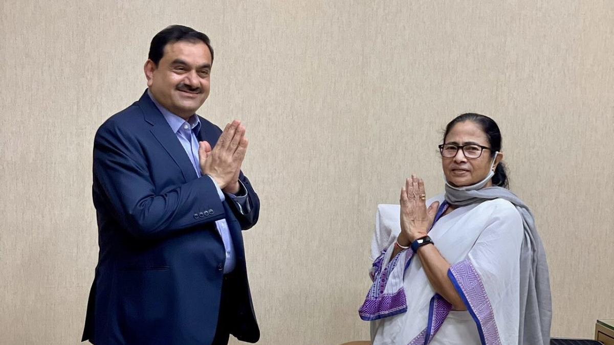 गौतम अडानी ने दिसंबर में की थी ममता बनर्जी से मुलाकात (File Photo : Twitter)