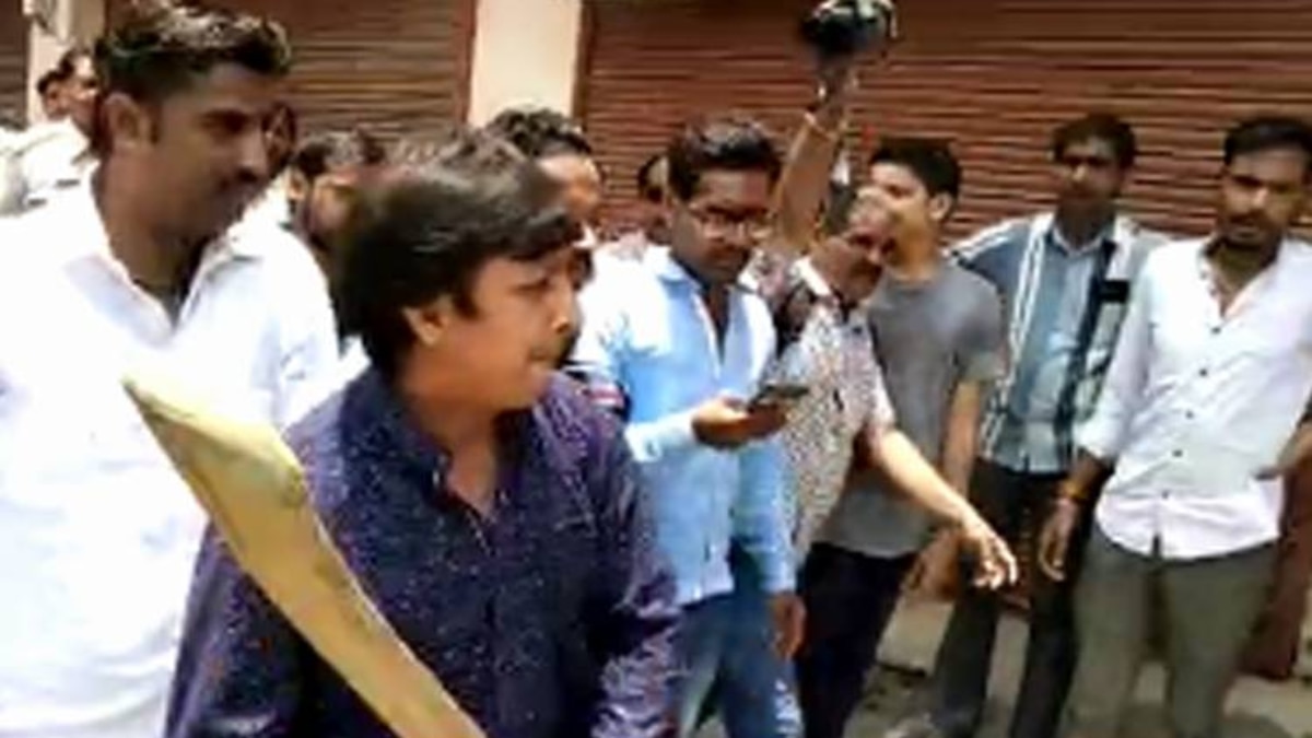 विधायक ने सरेआम की थी पिटाई