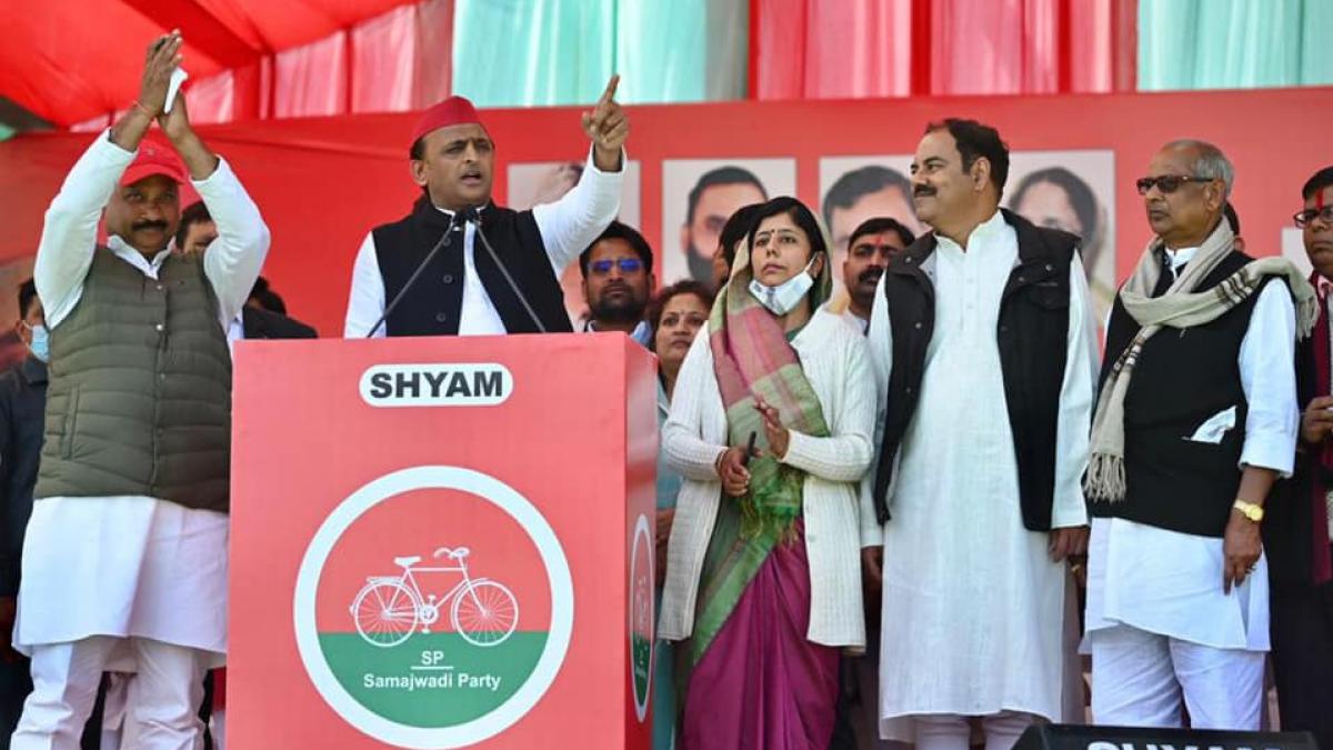 तीसरे चरण की सीटों पर चुनाव प्रचार करते अखिलेश यादव