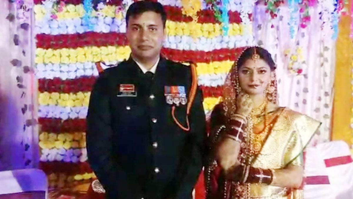 फौजी ने वर्दी में किया शादी का रिसेप्शन