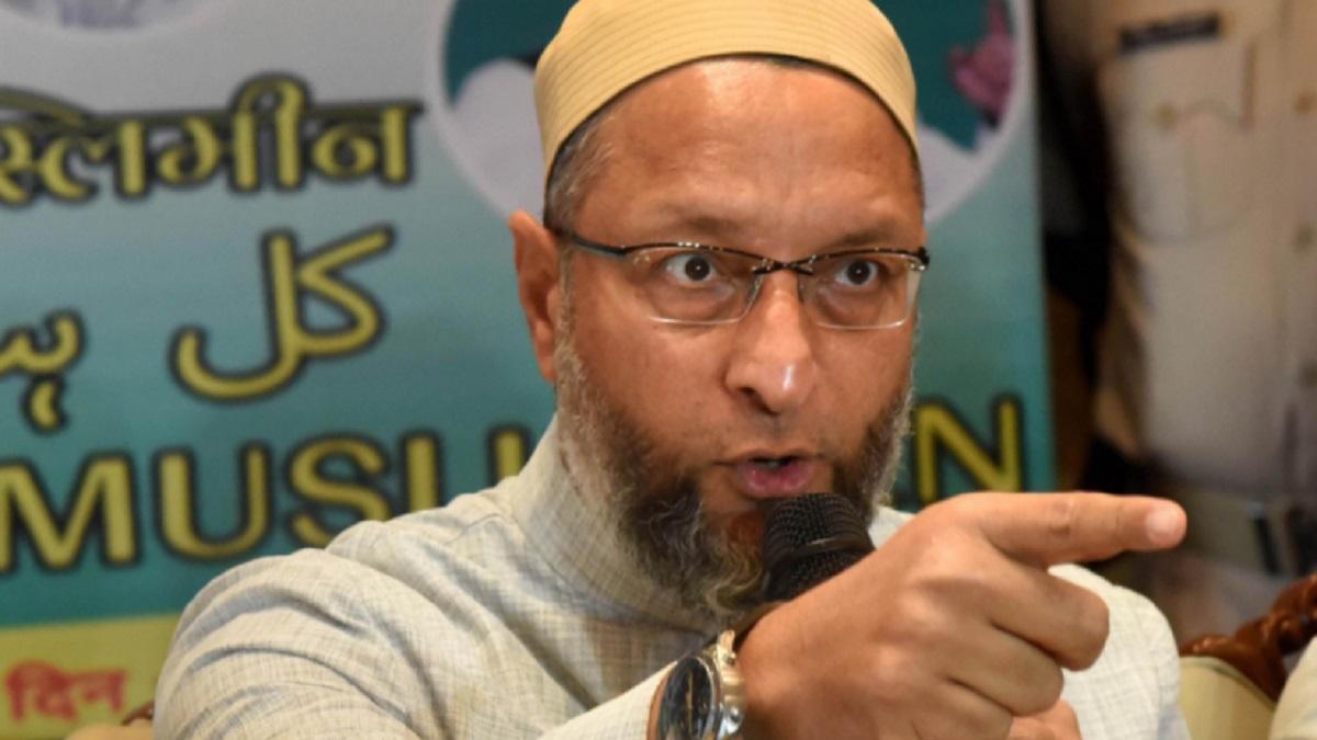असदुद्दीन ओवैसी के काफिले पर यूपी में हमला हुआ था
