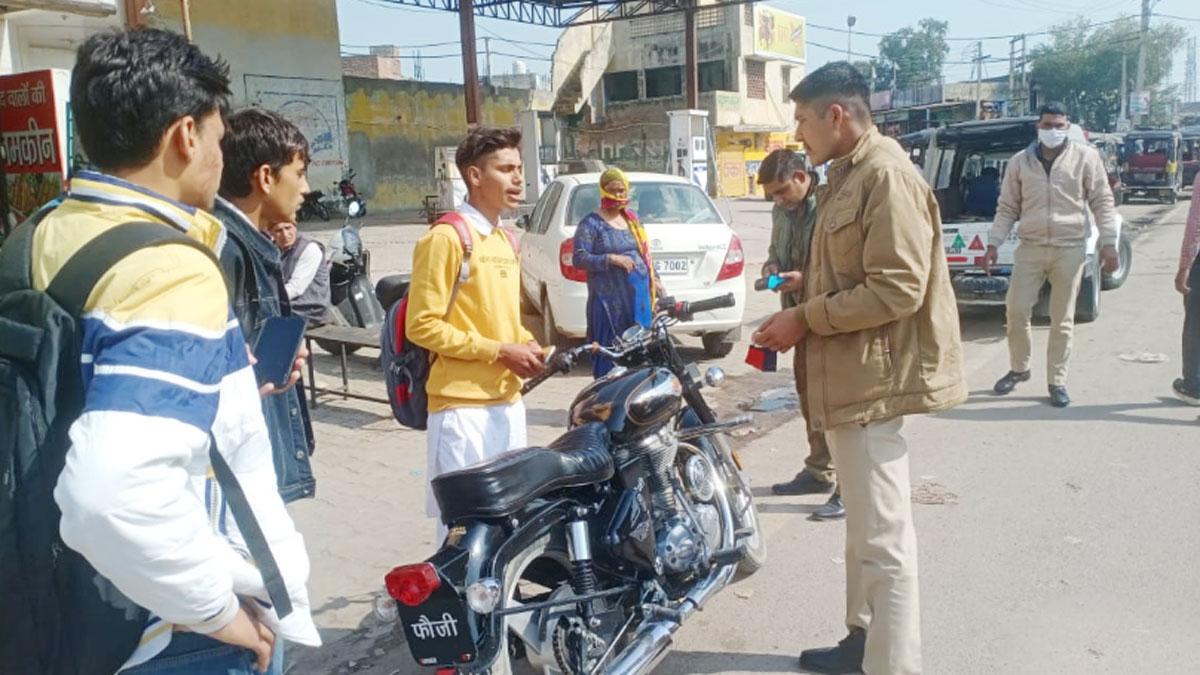 ट्रैफिक पुलिस ने युवक का काटा 22 हजार रुपये का चालान 