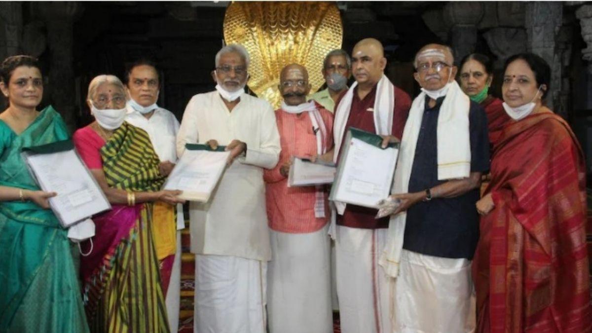 चेन्नई की डॉ. पर्वतम के परिजन मंदिर ट्रस्ट को संपत्ति दान करते हुए