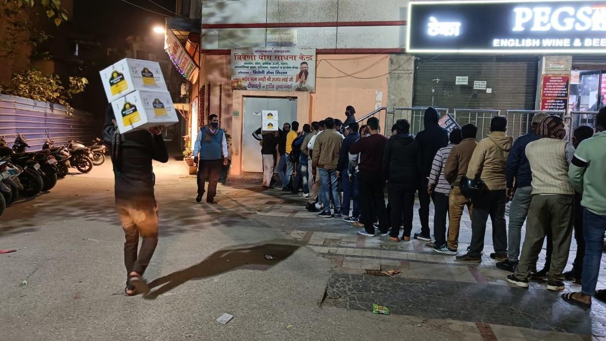 डिस्काउंट का फायदा उठाने के लिए कई लोग शराब की पेटियां ही खरीद रहे हैं.