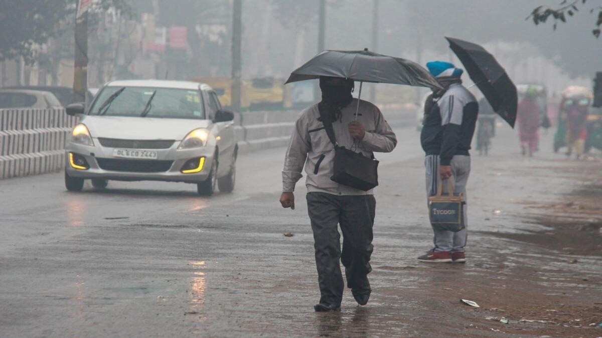 Weather Update: ठंड की नई किस्त लेकर आई बारिश, दिल्ली-NCR में सुबह से बरस रहे बादल, तापमान में गिरावट
