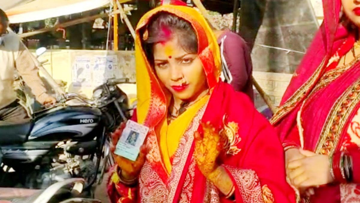 विदाई से पहले वोट डालने पहुंची दुल्हन 