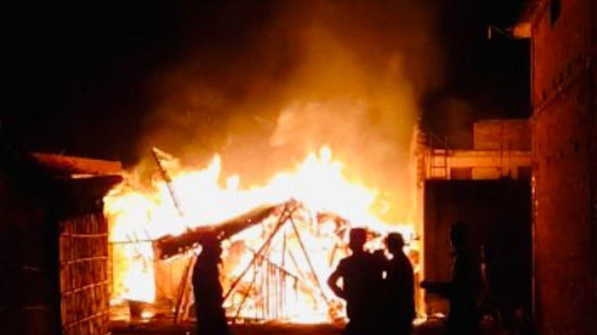 भीषण अग्निकांड में जल गए मवेशी, बकरी और मुर्गी, घर में रखा सिलेंडर भी फटा.  (Photo: Aajtak)