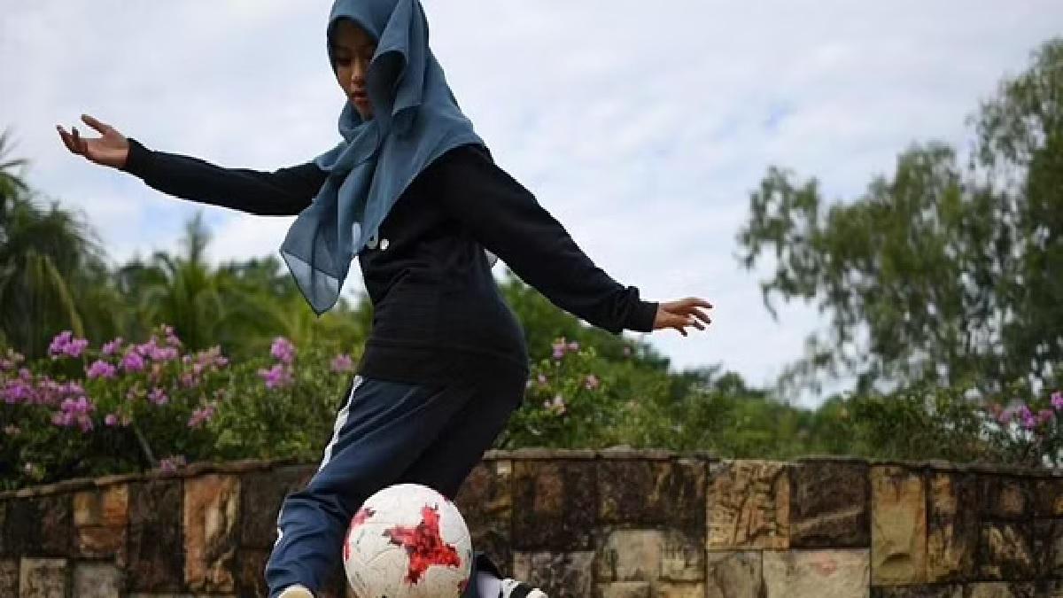 फ्रांस में महिला खिलाड़ियों का हिजाब पहनकर फुटबॉल खेलना प्रतिबंधित है (Photo- AFP)