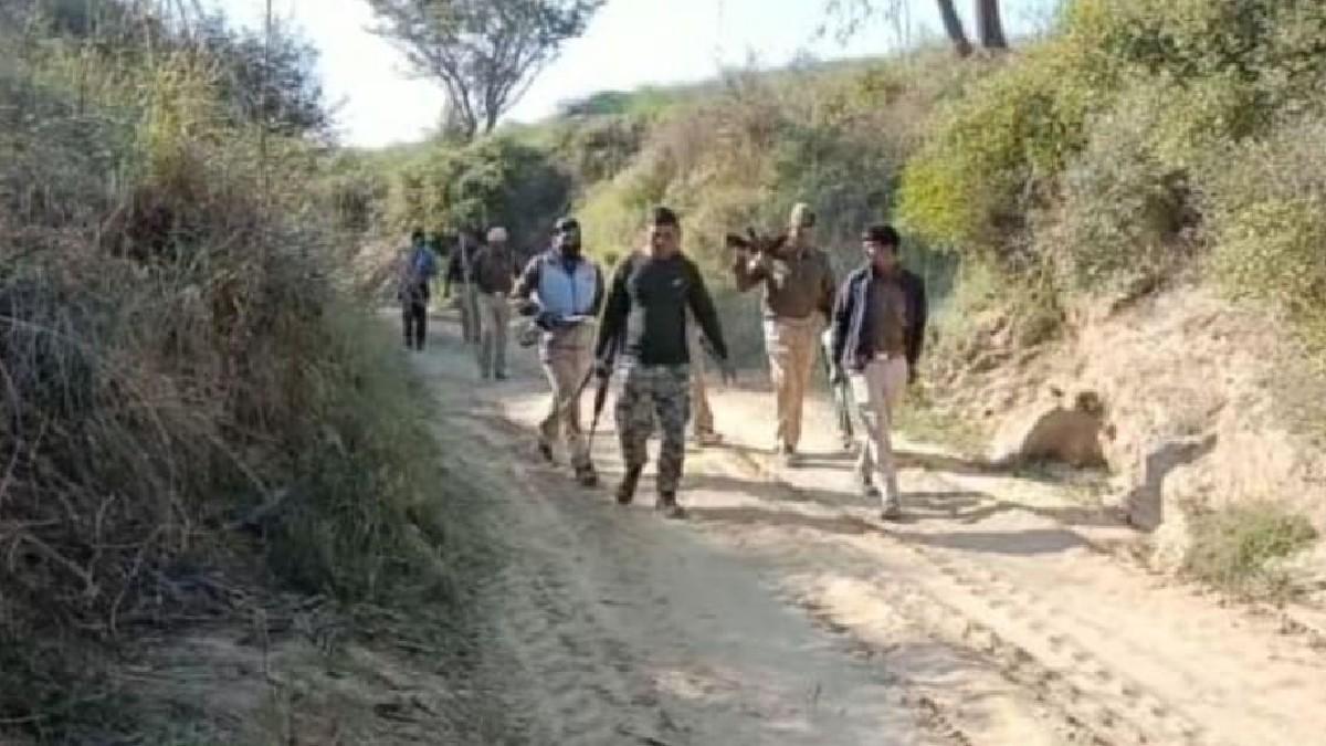 बीहड़ के जंगलों में डकैत की तलाश करती पुलिस.